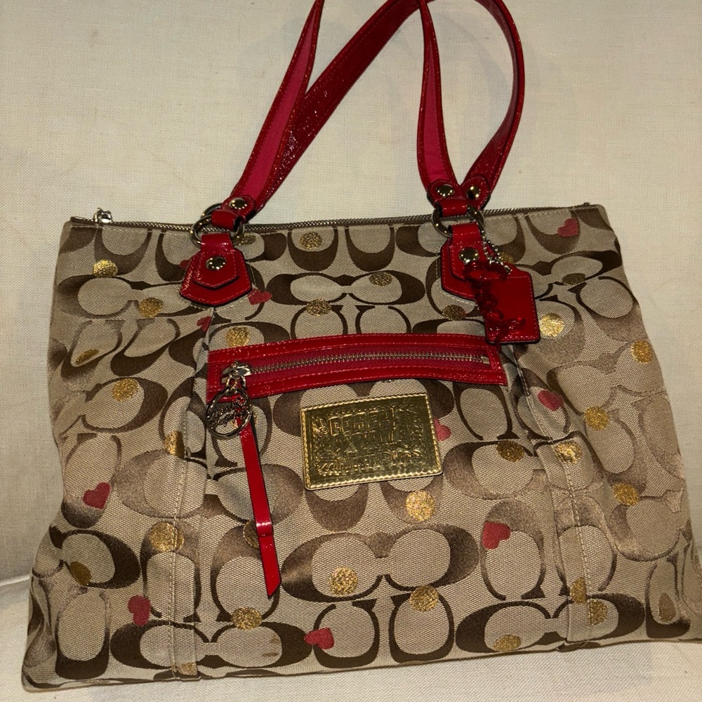 Large size zipper, closing coach logo bag